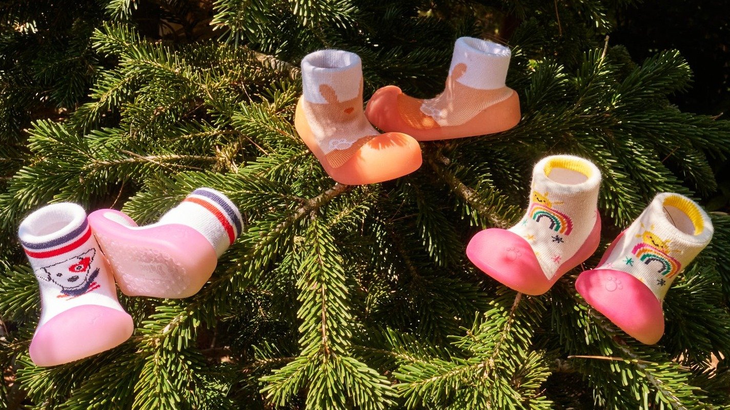 Bezpečný krok s barevnou podrážkou – Unikátní ponožkobotičky pro první krůčky